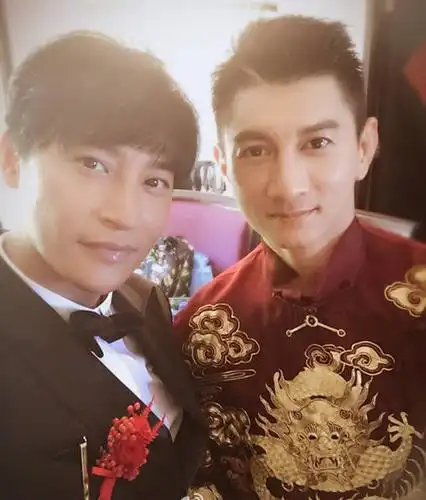 小虎队合体迎亲!吴奇隆穿龙袍带伴郎霸气出场