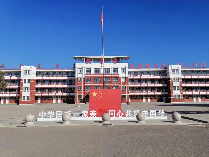 学雷锋,树新风,争当时代好青年———和林二中开展"我帮你"新时代文明