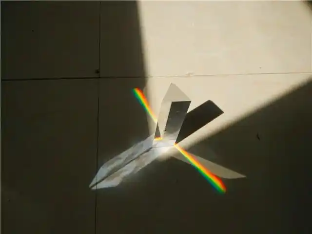 物理巨匠牛顿用三棱镜发现最美实验却为何对此图只字不提