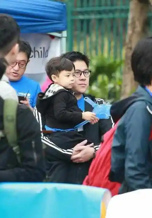 郭晶晶一家三口罕见秀恩爱,网友:快带儿子参加爸爸去哪儿