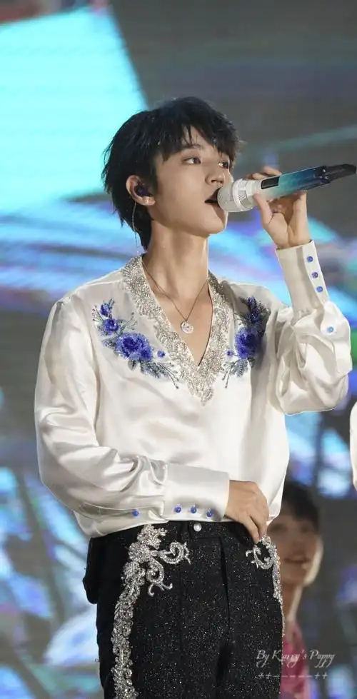 个十年##王俊凯新歌回望#好漂亮,好修长,像天鹅握话筒的手也那么优雅