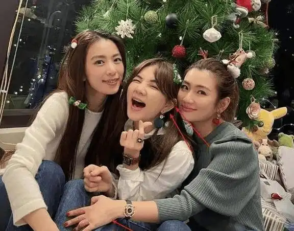 原创田馥甄过41岁生日she组合任家萱陈嘉桦为其庆生樱花漫步