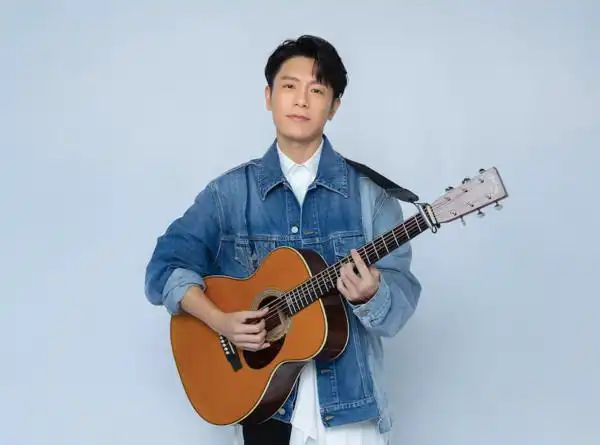 韦礼安宅家见客急刮胡子 直播飙唱《火神》片头曲粉听哭