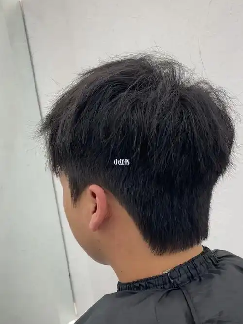 简单干净的设计让你拥有一个不用吹就很饱满的后脑勺发型烫的是钢夹烫