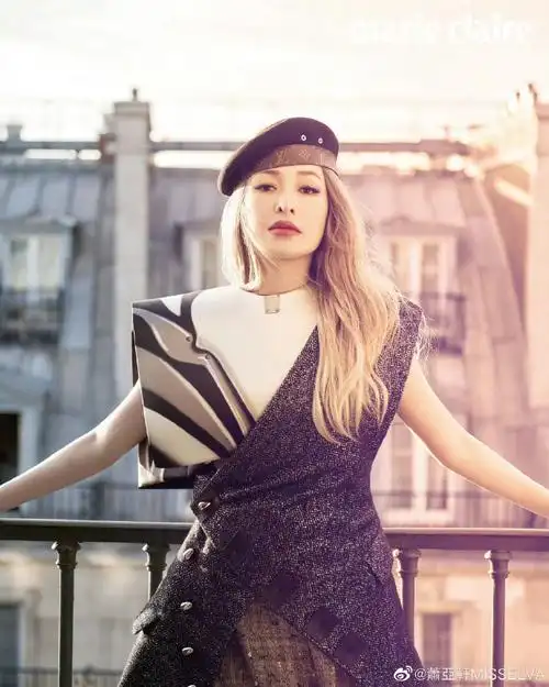 萧亚轩回归首秀连唱四首歌