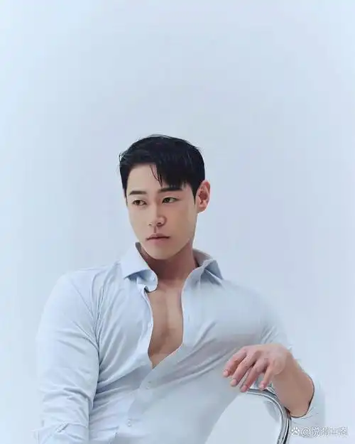 95后小鲜肉练就完美肌肉,颜值在线的他,已是摄影师镜头下的焦点