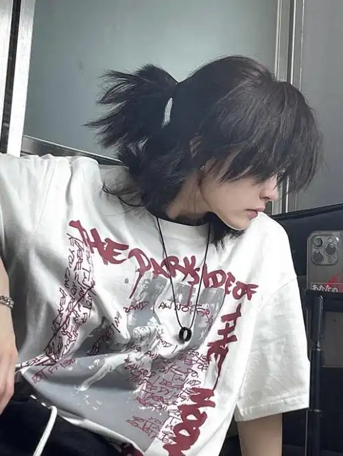 武士的头起源于日本,但由于传统武士的头是剃掉的,就像地中海一样,不