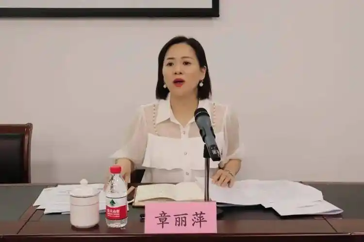 传达上级会议精神街道党工委委员章丽萍主持会议街道领导班子全体成员