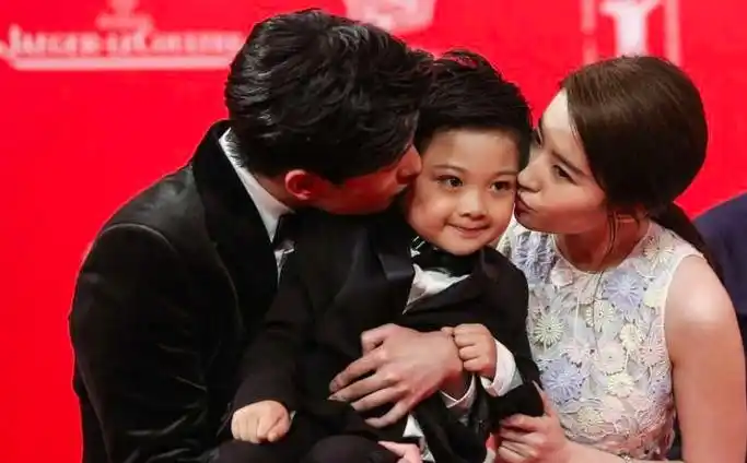 刘亦菲"一家三口"走红毯,穿花瓣露腰裙清新甜美,和杨洋真般配