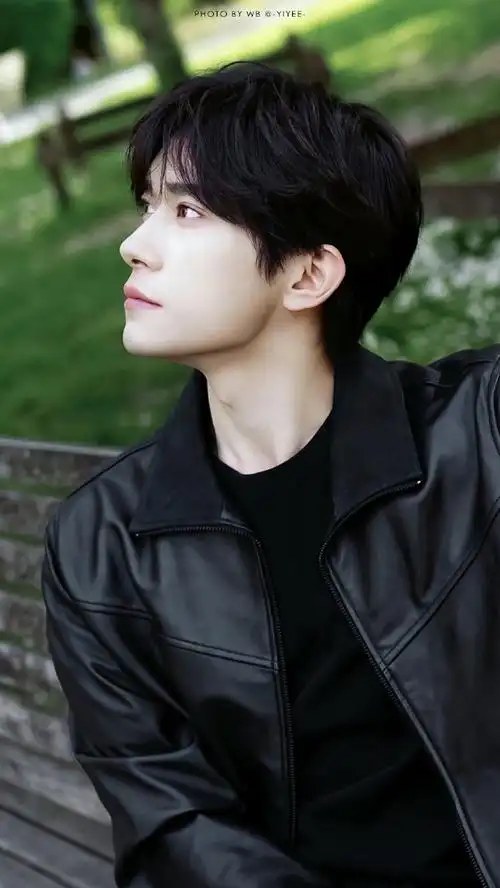 易烊千玺粉丝的相册几万张易烊千玺帅图每天翻到蹭蹭冒火星子都看不够