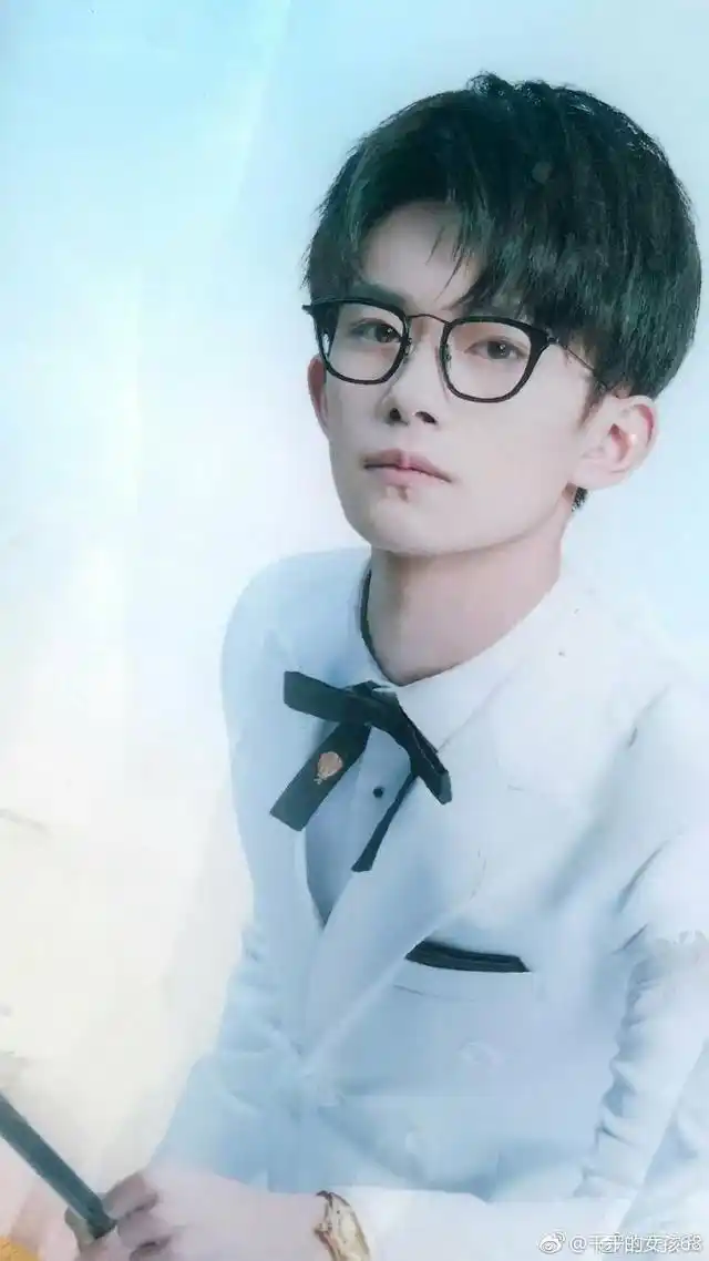 你见过易烊千玺戴眼镜的样子吗?蠢萌蠢萌哒!