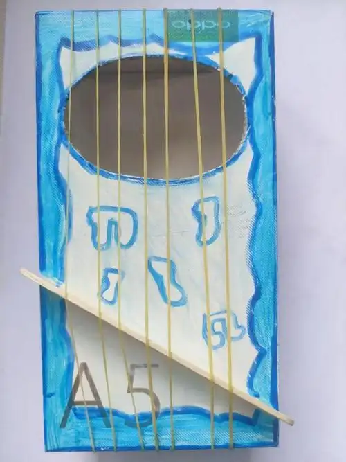 他们的小乐器虽然简单,但却蕴含着无限的创意和智慧.