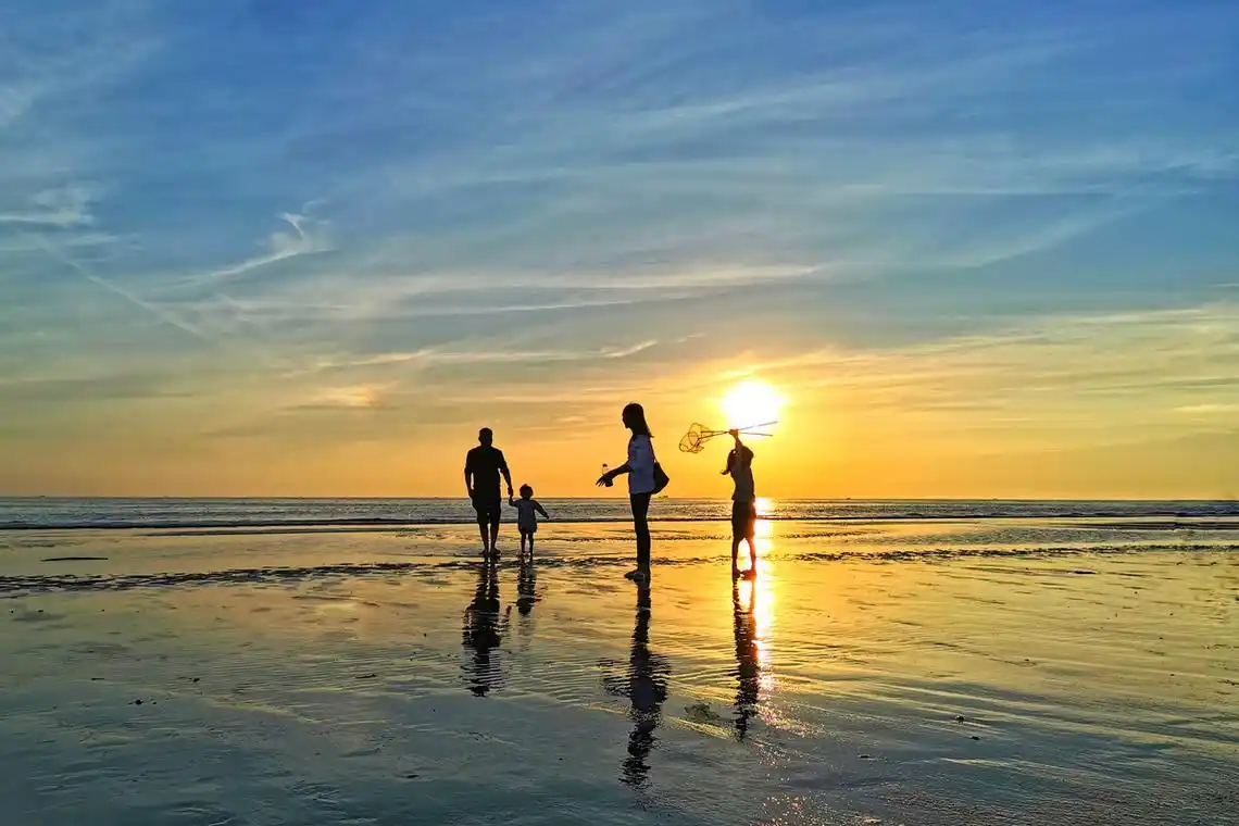 度假就要去海滩水域沙海洋海海滩太阳日落纪实手机旅行抓拍色彩风光1