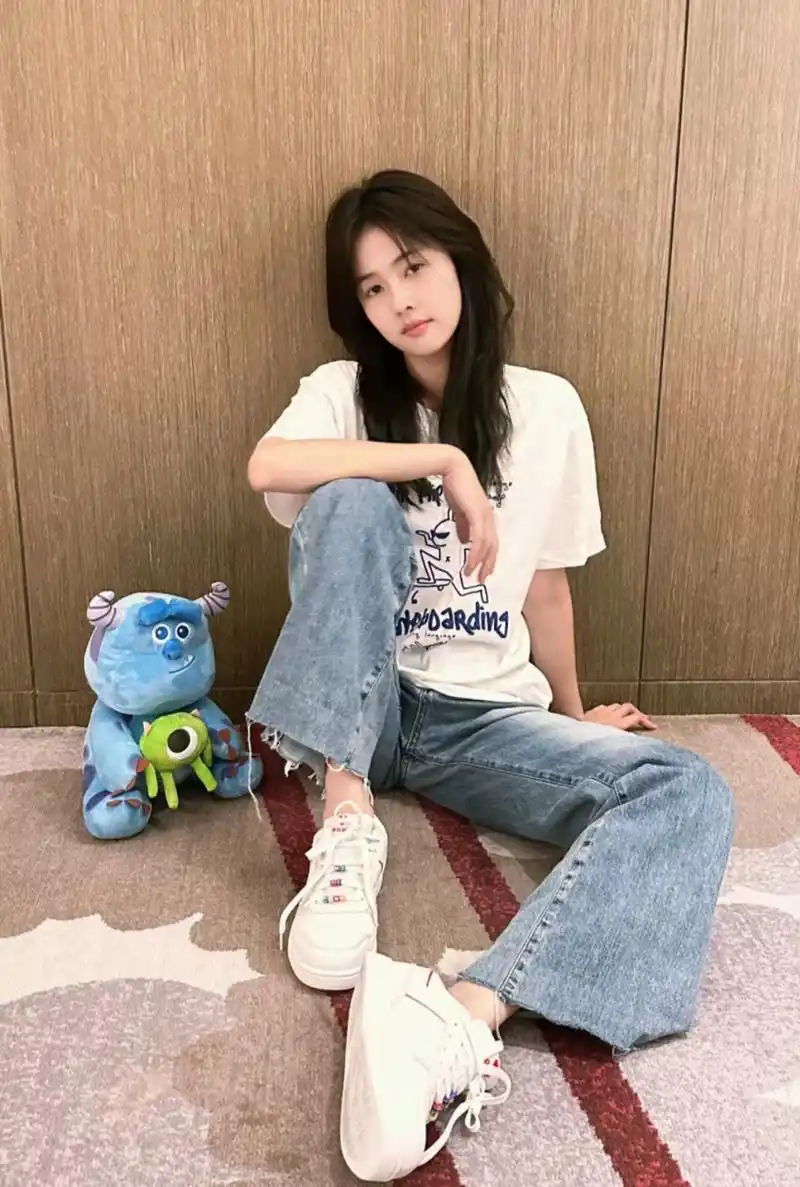 白鹿身着短袖搭牛仔裤,彰显出休闲舒适.