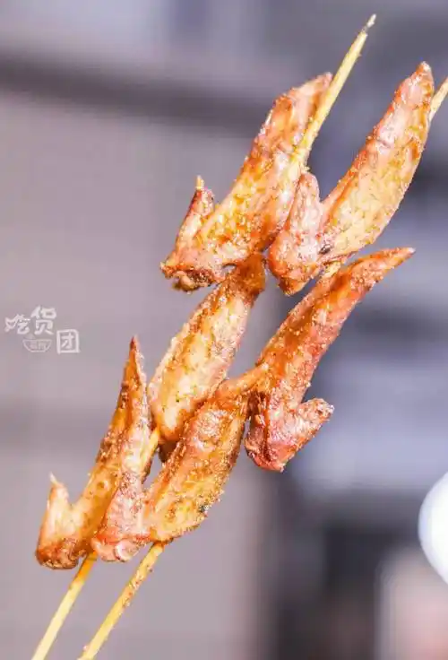 吃烤鸡尖最让人上头的是,连皮带肉都散发着十足的香气~细细地啃,还能