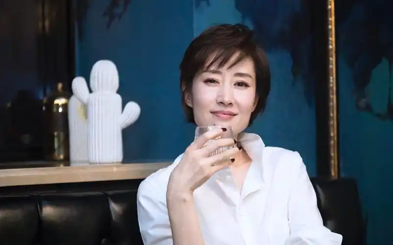 43岁刘敏涛只不过是剪款短发,气质都不一样了,意外很高级又减龄