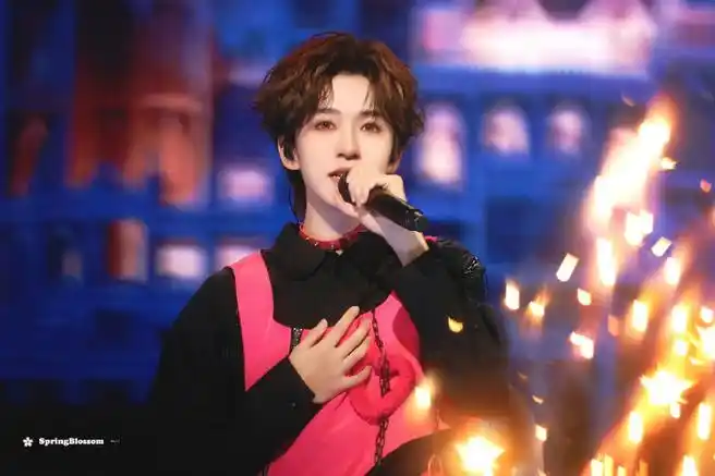 贺峻霖看到娶我灯牌的反应##时代少年团叁重楼暨出道四周年演唱会