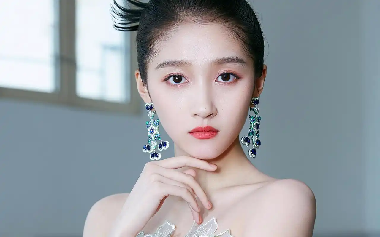 关晓彤薄荷绿礼裙桌面壁纸