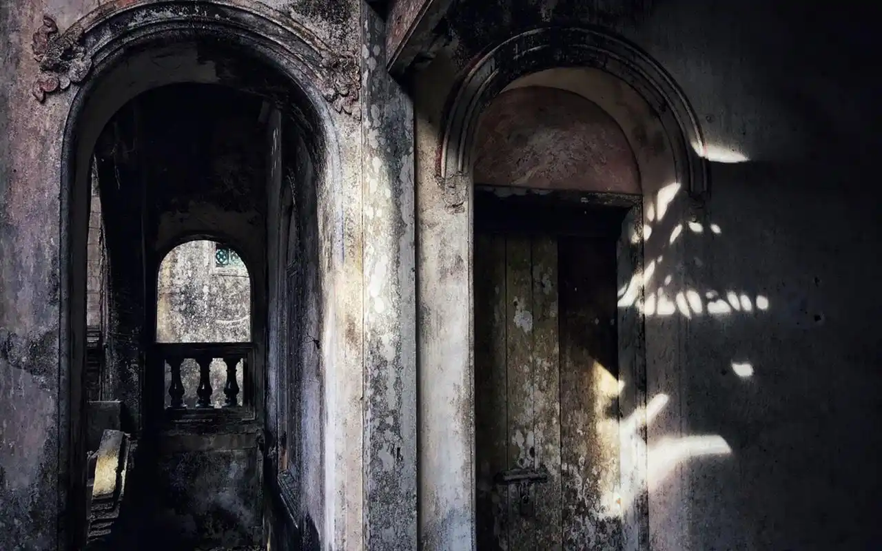 萧瑟古宅孤寂高清桌面壁纸