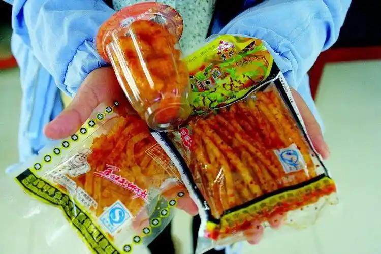 "远离五毛食品,保障健康成长,杜绝手足口病传播" 写美篇三无食品