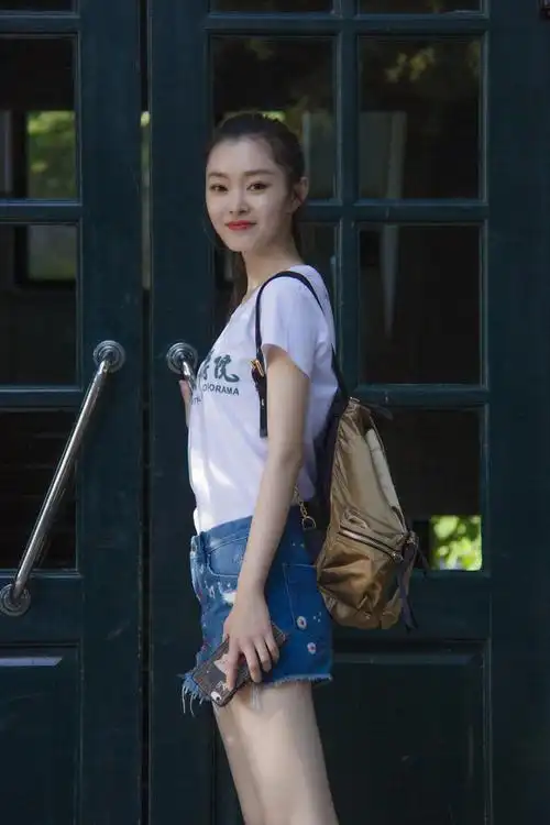 宋轶穿学生服重回母校活力十足