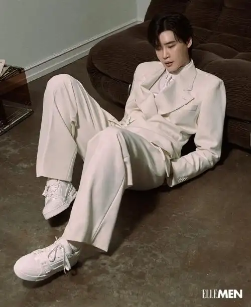 李钟硕elle九月刊##李钟硕elle九月刊大片