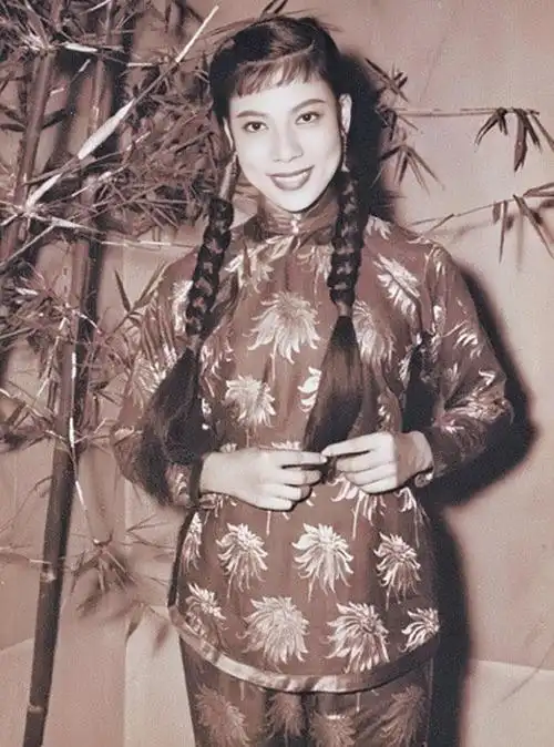 香港鬼后演鬼片太多遭人嫌捐款上百万86岁还挤地铁