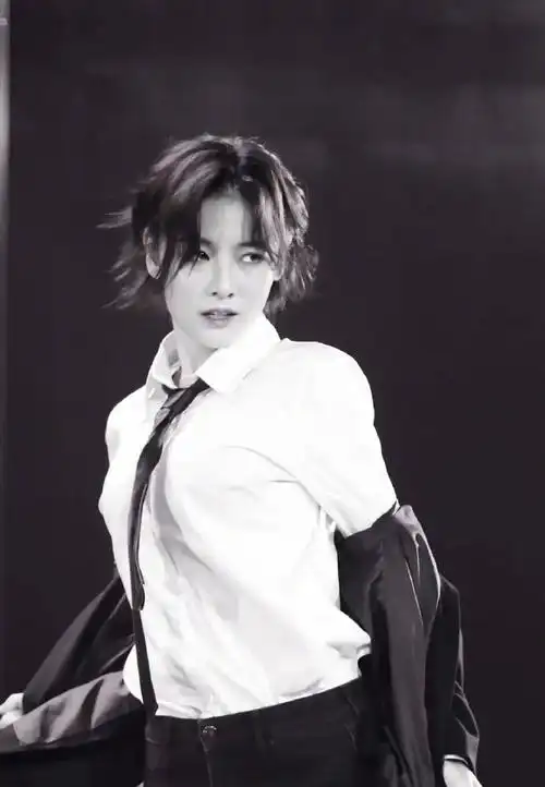 赵粤西装杀#短发 西装 赵粤好辣!一时不知该叫老婆还是老公斯哈斯哈