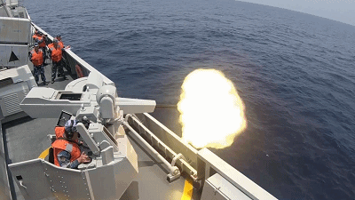 南海海域 海军导弹护卫舰实弹射击演练