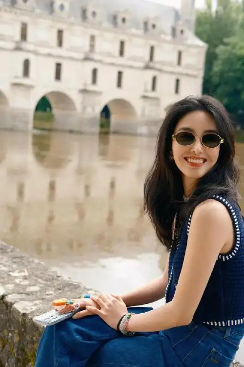 杨采钰今年夏天真的超级爱马甲!