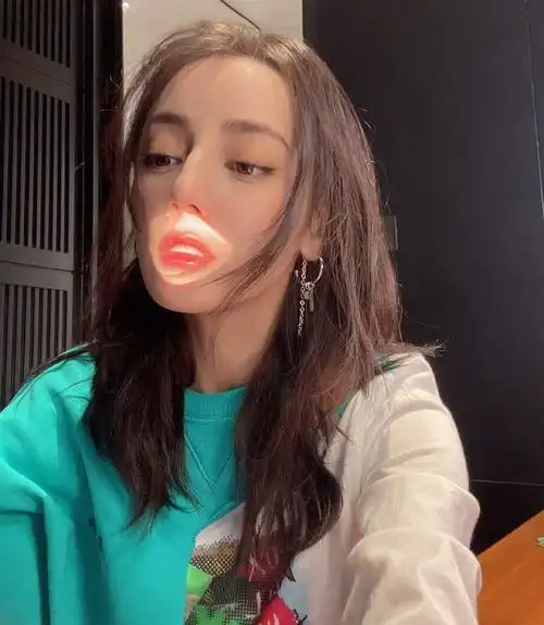 迪丽热巴晒出4张自拍照 捂眼嘟嘴俏皮可爱