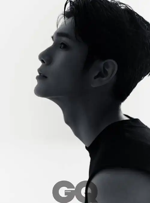 男星喉结杀:李现性感刘昊然骨感,王一博不看脸还以为是女孩子