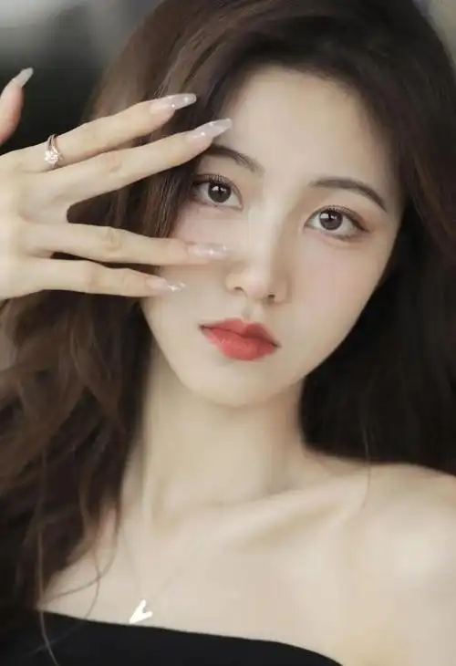 眉清目秀颜值爆表身材完好的美女休闲随拍美图分享展示