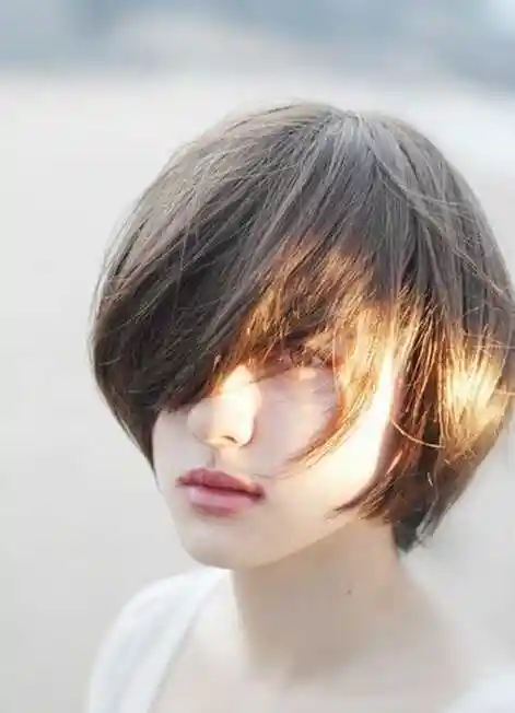 清爽迷人的女生短碎发发型图片