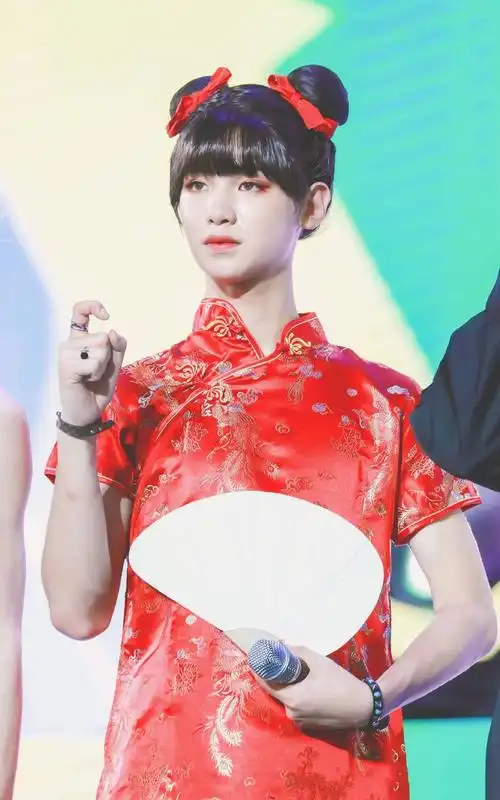 黄明昊cosplay春丽甜美写真