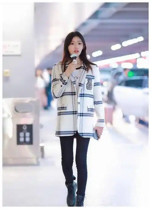 林允穿西装外套走机场,衣服太长遮大腿,根本看不出身高169cm_格子