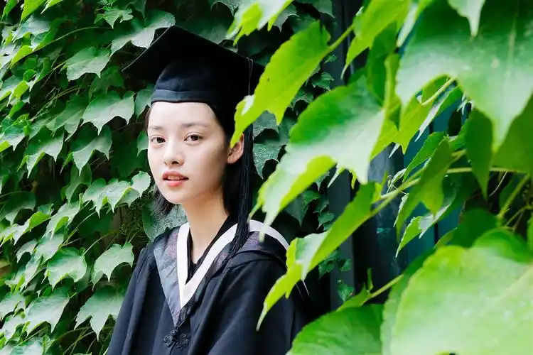 张艺上圆满毕业中戏 甜美学士服尽显青春