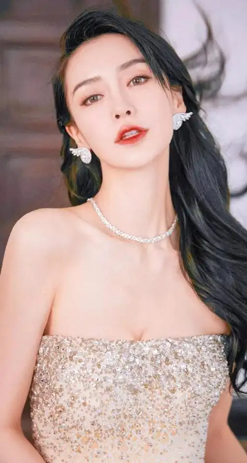 壁纸分享,杨颖身穿这套金色礼服长裙,真的是很漂亮