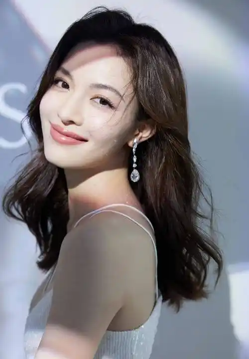 钟楚曦深v银白色亮片连衣裙展现好身材_剪裁_魅力_优势