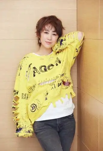 马丽气质全开,一件针织衫搭配牛仔裤简约大气,减龄又时髦