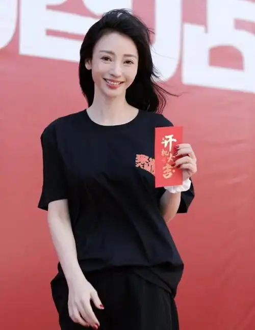 43岁柳岩瘦到脱相事业线都没了让我看到了娱乐圈残酷的一面