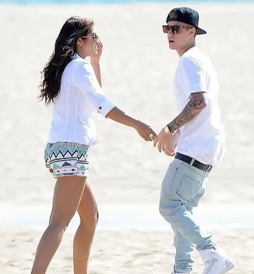 adidasneo代言人贾斯汀比伯justinbieber携新模特女友海边嬉戏