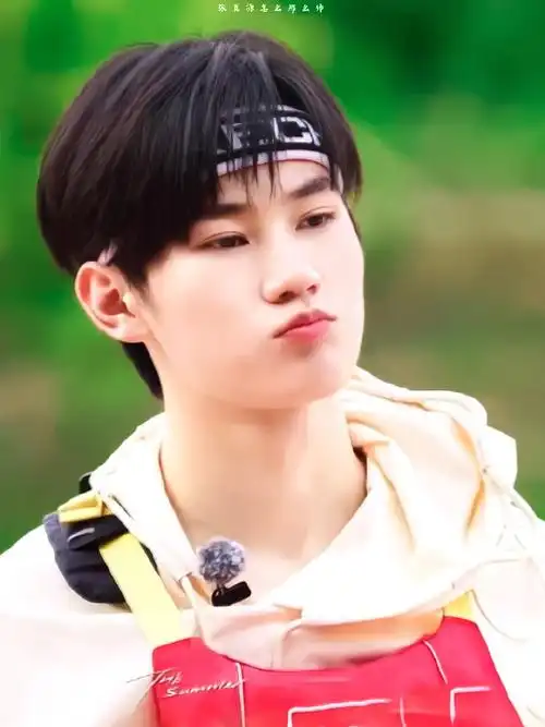 #张真源划皮划艇好快##青年演员张真源#