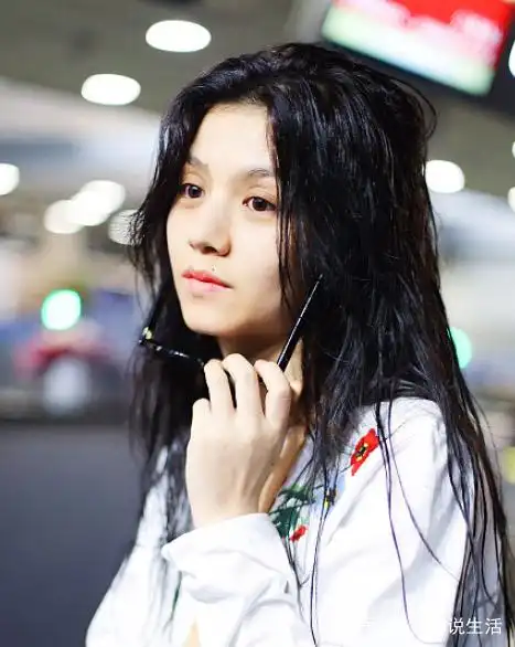 春夏架黑超"白绿"混搭似cos鲜嫩青葱,素颜皮肤白皙气场满分