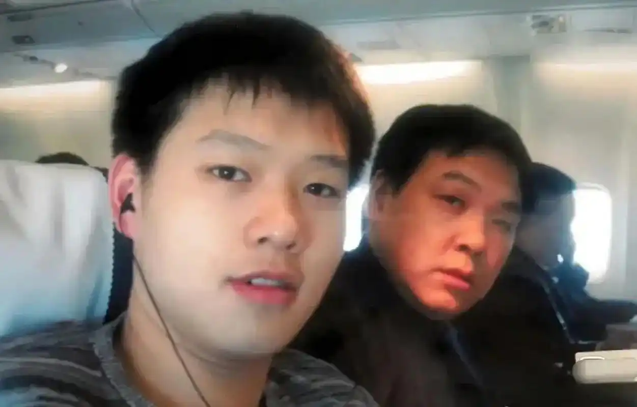 魏大勋胖的时候简直和他爸爸一模一样