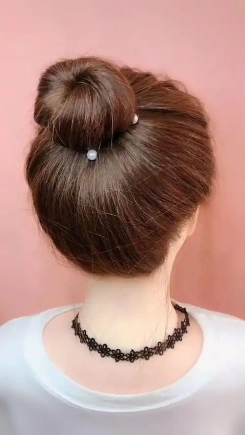 一款非常时尚的丸子头,学生党可以扎起来,真是漂亮