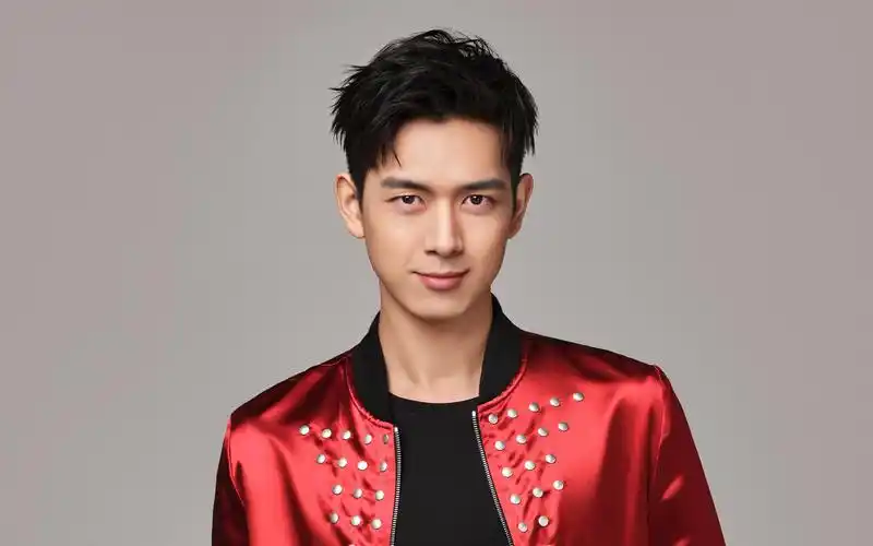 时尚男神李现穿红衣服展现个人魅力写真
