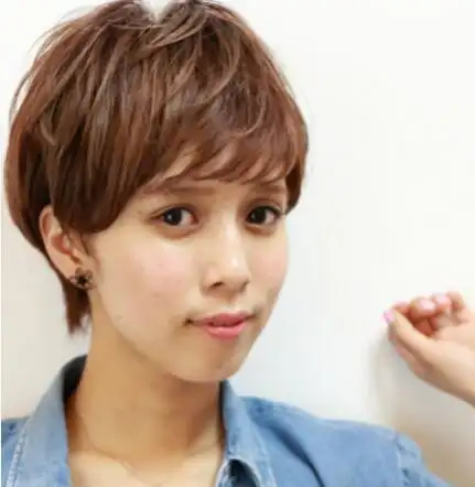 女士瓜子脸短发烫发发型图片