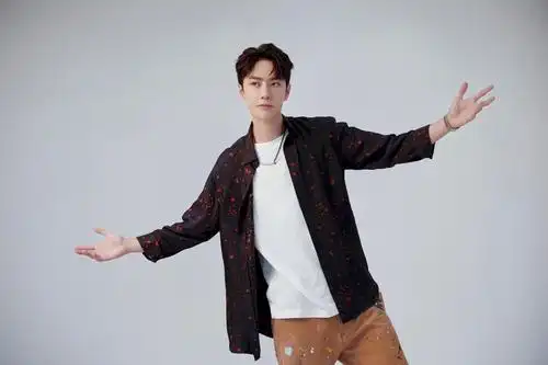 王一博,热爱摩托和街舞的少年