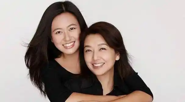 原创4任女友,2任二婚,这位44岁"国家一级演员"12年坎坷爱情路_靳东